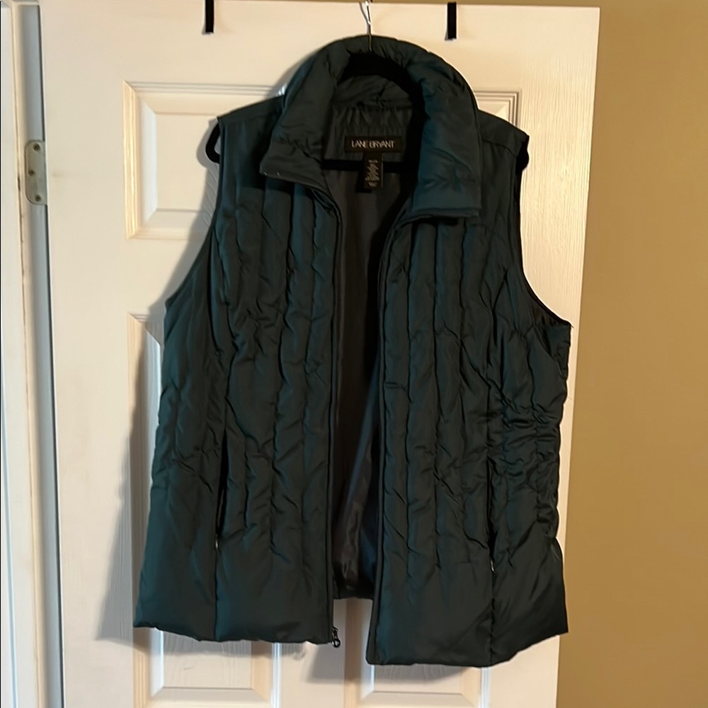 Insulated Green Vest. Lane Bryant 18/20. Zipper closure w/pockets. Worn once